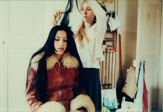 Annelies Strba. Sonja und Linda beim Haarekämmen - photo 1