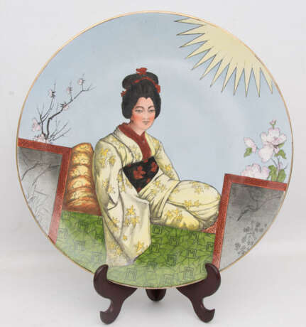 VILLEROY & BOCH METTLACH, WANDTELLER "JAPANERIN", bemaltes glasiertes Steingut, goldstaffiert, gemarkt, um 1900 - photo 1