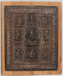 KUPFERRELIEF "GOTTHEITEN", auf Holzplatte, Tibet, 20. Jahrhundert