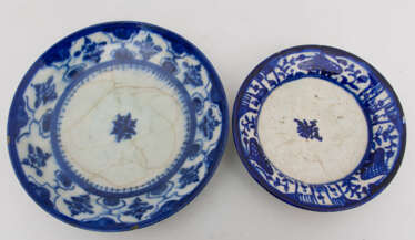ZWEI CHINESISCHE TELLER, Keramik kobaltblau bemalt und glasiert, China um1900