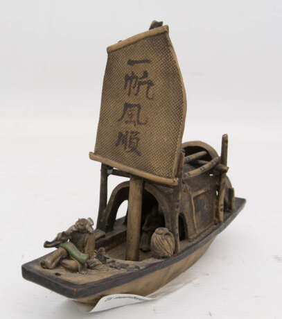 CHINESISCHES SEGELBOOT, Ton/Eisen, bemalt, signiert/gestempelt, China um 1900 - photo 1