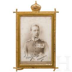 Kronprinz Wilhelm von Preußen - Widmungsporträt im Geschenkrahmen, um 1905