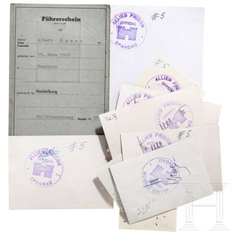 Albert Speer - KFZ-Führerschein von 1966 und elf Fotos mit Stempeln des Allied Prison in Berlin - photo 1