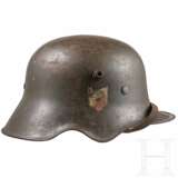 Stahlhelm M 18 mit Ohrenausschnitt zur Weiterverwendung bei der Wehrmacht - Foto 1