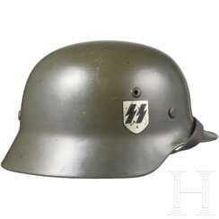 Stahlhelm M 35 der Waffen-SS mit beiden Abzeichen