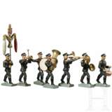 Sieben Lineol-SS-Musiker mit Schellenbaumträger im Marsch - Foto 1