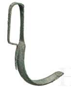 Древняя Греция. Bronzener Strigilis (stlengis), griechisch, 5. - 4. Jhdt. v. Chr.