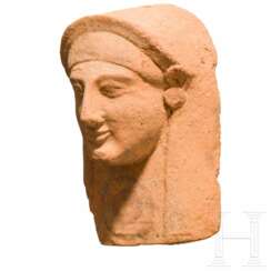 Protome eines Frauenkopfes aus Ton, archaisch, 2. Hälfte 6. Jhdt. v. Chr.
