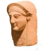 Древняя Греция. Protome eines Frauenkopfes aus Ton, archaisch, 2. Hälfte 6. Jhdt. v. Chr.