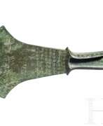 Antike Kunst und Ausgrabungen. Bronzebeil für zeremonielle Zwecke, etruskisch, 2. Hälfte 8. - frühes 7. Jhdt. v. Chr.