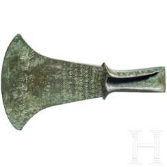 Bronzebeil für zeremonielle Zwecke, etruskisch, 2. Hälfte 8. - frühes 7. Jhdt. v. Chr.