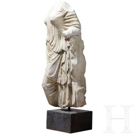 Klassizistische Marmorstatue nach dem hochklassischen Vorbild der Aphrodite der Gärten, um 1800 - frühes 19. Jhdt. - Foto 1