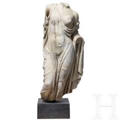 Klassizistische Marmorstatue nach dem Vorbild der hochklassischen Aphrodite des Typus "Fréjus", um 1800 - frühes 19. Jhdt.