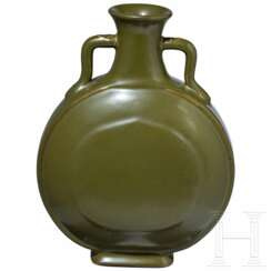 Vase (moon flask) mit "Teadust"-Glasur und Qianlong-Sechszeichenmarke, China, wohl aus der Zeit (1711 - 1799)