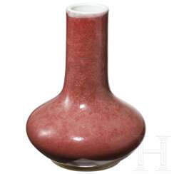 Kleine kupferrot glasierte Vase mit unterglasurblauer Yongzheng-Sechszeichenmarke, 18./19. Jhdt.