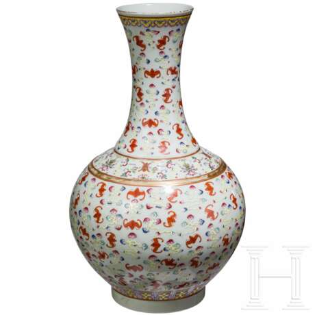 Große Famille-rose-Vase mit Fledermäusen und Guangxu-Sechszeichenmarke, China, wohl aus dieser Zeit - Foto 1