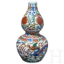 Doppelkürbis-Wucai-Vase mit Jiajing-Sechszeichenmarke, China, 20. Jhdt.
