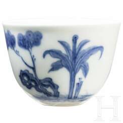 Blau-weißes Koppchen mit erotischer Darstellung und Kangxi-Marke, wohl aus dieser Zeit (18. Jhdt.)