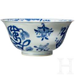 Blau-weiße Schale mit dem Symbol für Langlebigkeit "Shou", China, wohl Kangxi-Periode