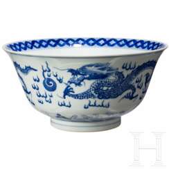 Blau-weiße Schale mit Drachen, China, wohl Kangxi-Periode