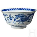 Blau-weiße Schale mit Drachen, China, wohl Kangxi-Periode - photo 1