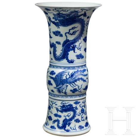 Große blau-weiße Gu-Vase mit Phönixen und Drachen, China, wohl Kangxi-Periode (Anfang 18. Jhdt.) - photo 1