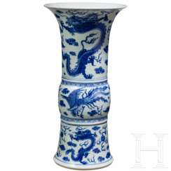 Große blau-weiße Gu-Vase mit Phönixen und Drachen, China, wohl Kangxi-Periode (Anfang 18. Jhdt.)