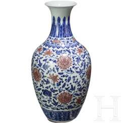 Große blau-weiße Vase mit kupferroten Lotusblüten, China, wohl Qianglong-Periode