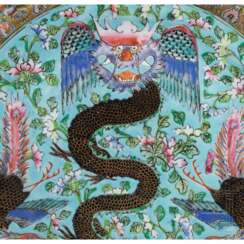 Ein Paar Porzellanteller mit Emailledekor, China, späte Quing-Dynastie
