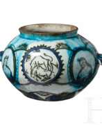 Orient. Weiß-blaue Qajar-Vase, Persien, 19. Jhdt.
