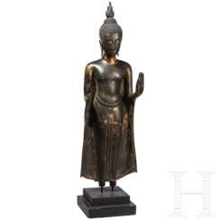 Große Bronze des stehenden Buddha, Thailand, 18./19. Jhdt.
