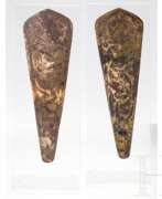 Asiatische Produkte und Kunst. Ein Paar kleine Rossstirnen (Chamfrons) aus vergoldeter und gravierter Bronze, China, Han-Dynastie, 2./1. Jhdt. v. Chr.
