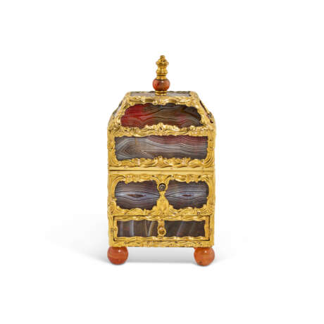 A GEORGE II GOLD-MOUNTED HARDSTONE NECESSAIRE - photo 2