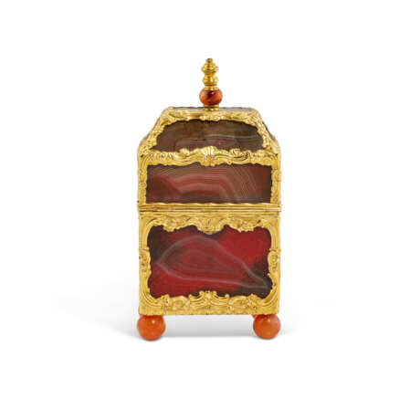 A GEORGE II GOLD-MOUNTED HARDSTONE NECESSAIRE - фото 3