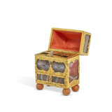 A GEORGE II GOLD-MOUNTED HARDSTONE NECESSAIRE - Foto 6