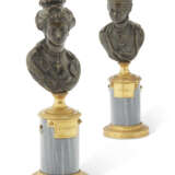 A PAIR OF FRENCH PATINATED-BRONZE, ORMOLU AND BLEU TURQUIN BUSTS - Foto 3