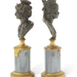 A PAIR OF FRENCH PATINATED-BRONZE, ORMOLU AND BLEU TURQUIN BUSTS - Foto 4