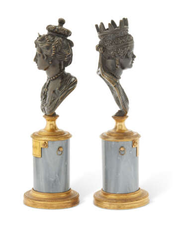 A PAIR OF FRENCH PATINATED-BRONZE, ORMOLU AND BLEU TURQUIN BUSTS - Foto 4