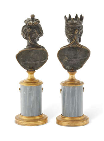 A PAIR OF FRENCH PATINATED-BRONZE, ORMOLU AND BLEU TURQUIN BUSTS - Foto 5