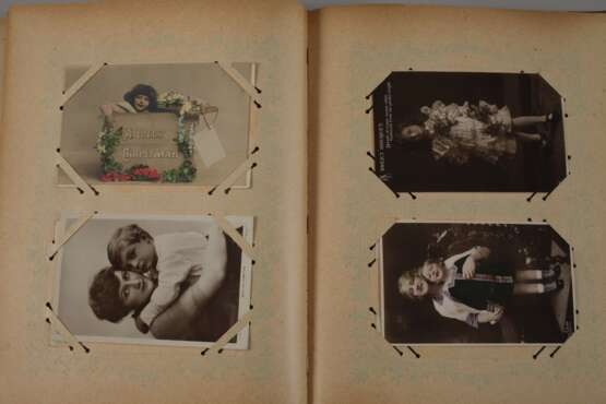 Postkartenalbum Kinder- und Frauenmotive - photo 9