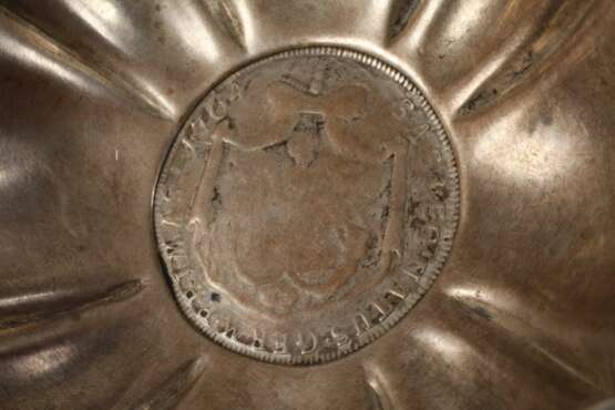 Barocke Silberschale mit Münze - Foto 3