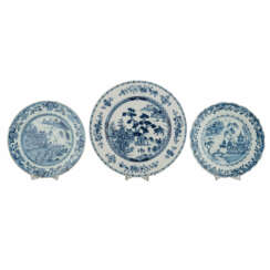Drei blau-weisse Porzellanteller. CHINA, 19. Jahrhundert.