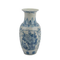 Blau-weisse Vase. CHINA, 20. Jahrhundert.