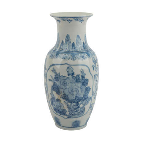 Blau-weisse Vase. CHINA, 20. Jahrhundert. - photo 3
