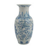 Blau-weisse Vase. CHINA, 20. Jahrhundert. - фото 4