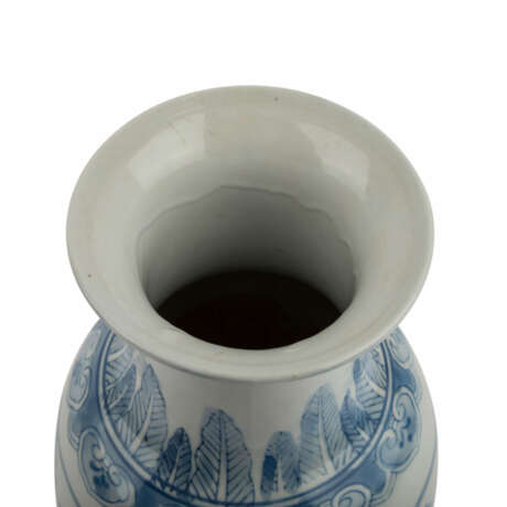 Blau-weisse Vase. CHINA, 20. Jahrhundert. - photo 5