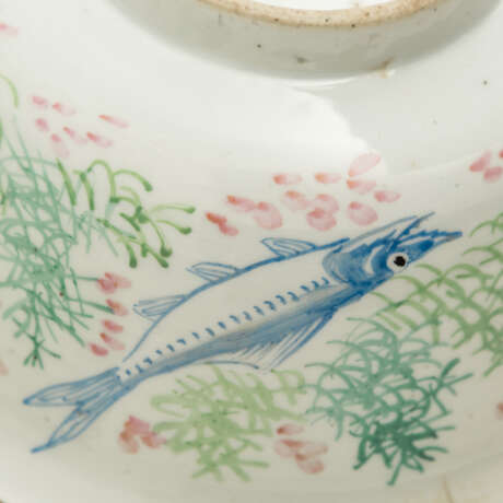 Porzellanschüssel mit Fischmalerei. ASIEN, 20. Jahrhundert. - фото 4