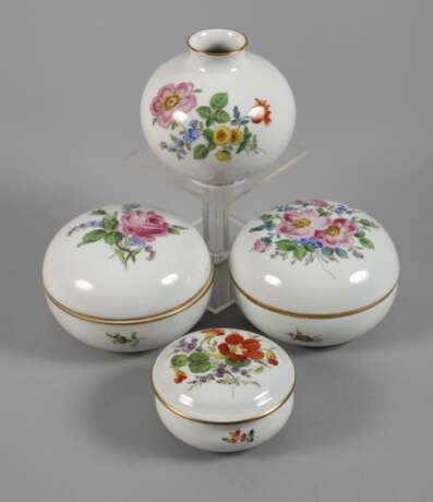 Meissen drei Deckeldosen und Vase Blumenmalerei - photo 1