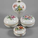 Meissen drei Deckeldosen und Vase Blumenmalerei - photo 1