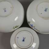 Meissen drei Deckeldosen und Vase Blumenmalerei - photo 3